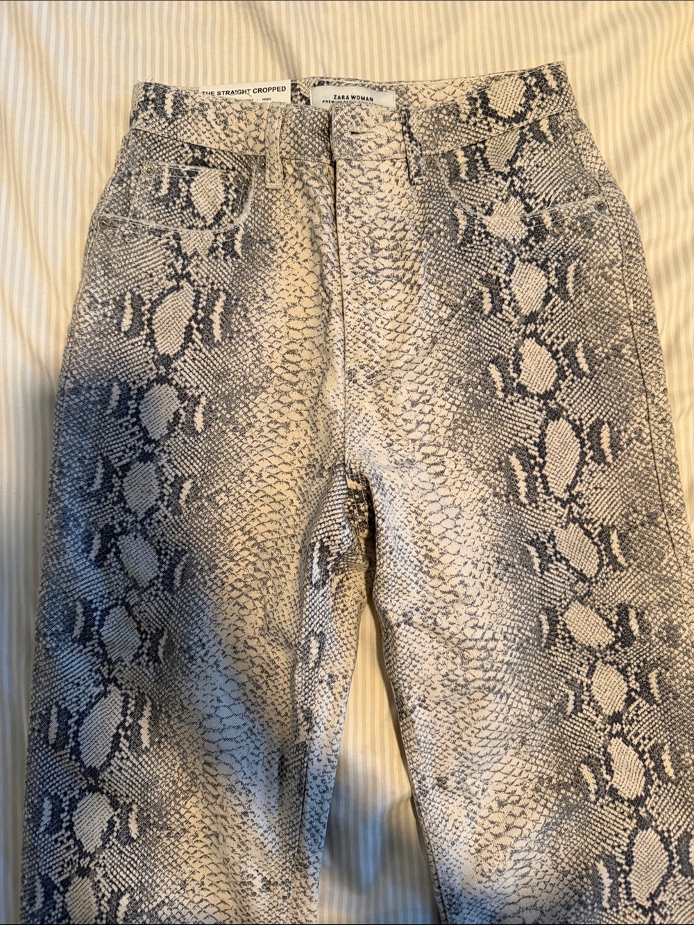 Zara Snake-Print Cropped Jeans - Gray & White